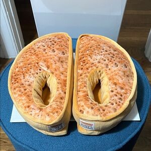 THOMAS English muffin slippers